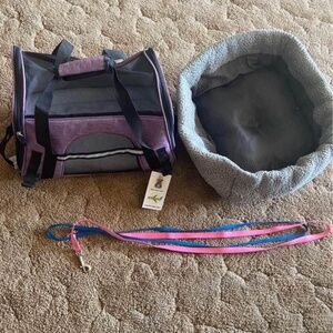 Dog carrying bag, interior bed with  separate bed and 2 leashes